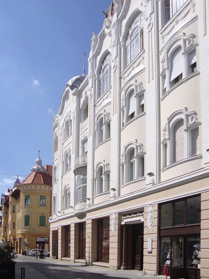 Spiegel Center Apartment Oradea Exterior foto